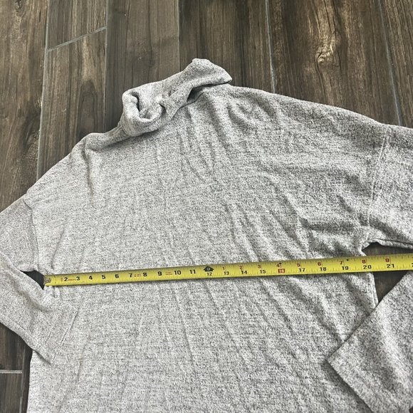 abercrombie fitch Gray Turtle Neck Size Medium - Picture 6 of 6